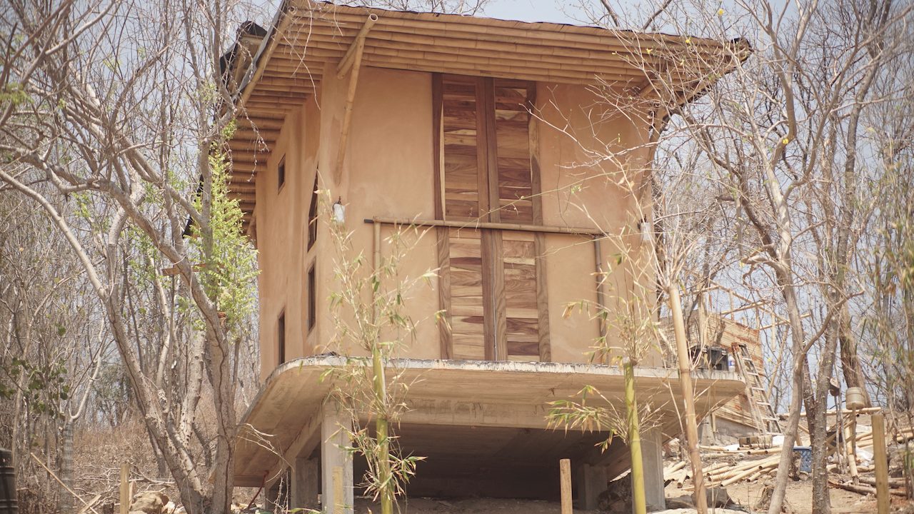 La Casita del Cerro, una casa de bambú y tierra en la costa de Oaxaca